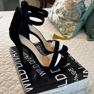 Wild Diva Elsie Black Nubuck Strappy Platform Heels size 7.5 NIB Never Worn